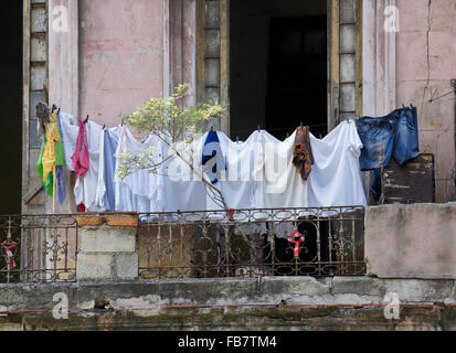 Servizio lavanderia asciugatura sul balcone del vecchio edificio residenziale, Habana Vieja (l'Avana Vecchia), Cuba Foto Stock