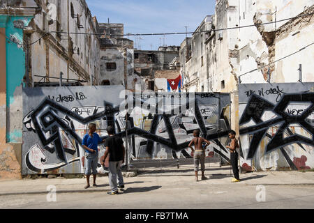 Edifici fatiscenti e graffiti nella Habana Vieja (l'Avana Vecchia), Cuba Foto Stock