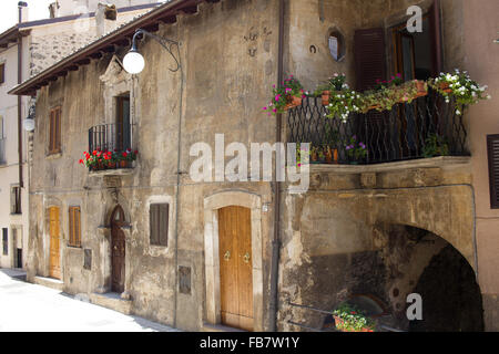 Italy-Abruzzo-Scanno-vecchie case con i fiori e le porte Foto Stock