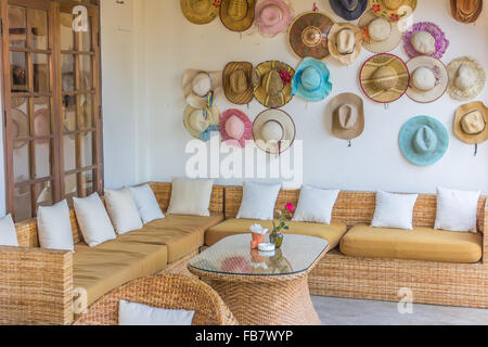 Cuscini colorati su un divano con il bianco muro di mattoni in background Foto Stock