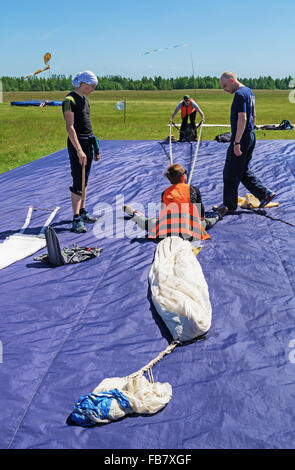 Paracadutisti - 2015.imballaggio del paracadute. Foto Stock