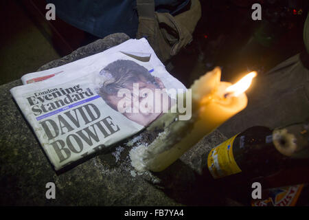 Londra, Regno Unito. 11 gennaio, 2016. Titolo di giornale della morte di David Bowie Credito: Marcus Tylor/Alamy Live News Foto Stock