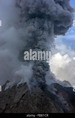 Il nord di Sumatra. Xi gen, 2016. Foto scattata a gennaio 11, 2016 mostra ceneri vulcaniche produca da Mount Sinabung durante una eruzione visto da Kuta Tengah villaggio Karo, nel nord di Sumatra, Indonesia. Il monte Sinabung dell attività vulcanica non ha interamente cessati dopo esso rumbled torna alla vita nel 2013, quando migliaia di persone che vivono vicino al vulcano costretti a fuggire dalle loro case dopo che esso ha cominciato ad eruttare violentemente. Credito: Tanto H./Xinhua/Alamy Live News Foto Stock