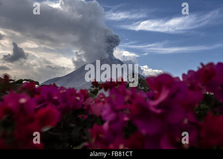 Il nord di Sumatra. Xi gen, 2016. Foto scattata a gennaio 11, 2016 mostra ceneri vulcaniche produca da Mount Sinabung durante una eruzione visto da Kuta Tengah villaggio Karo, nel nord di Sumatra, Indonesia. Il monte Sinabung dell attività vulcanica non ha interamente cessati dopo esso rumbled torna alla vita nel 2013, quando migliaia di persone che vivono vicino al vulcano costretti a fuggire dalle loro case dopo che esso ha cominciato ad eruttare violentemente. Credito: Tanto H./Xinhua/Alamy Live News Foto Stock