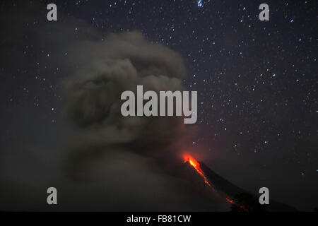 Il nord di Sumatra. Xi gen, 2016. Lunga esposizione foto scattata all' alba del 11 gennaio 2016 mostra hot lava e ceneri vulcaniche produca da Mount Sinabung durante una eruzione visto da Kuta Tengah villaggio Karo, nel nord di Sumatra, Indonesia. Il monte Sinabung dell attività vulcanica non ha interamente cessati dopo esso rumbled torna alla vita nel 2013, quando migliaia di persone che vivono vicino al vulcano costretti a fuggire dalle loro case dopo che esso ha cominciato ad eruttare violentemente. Credito: Tanto H./Xinhua/Alamy Live News Foto Stock