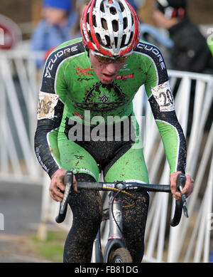 Asheville, North Carolina, Stati Uniti d'America. Decimo gen, 2016. Junior uomini ciclista, Gage Hecht, in azione durante gli Stati Uniti Ciclismo Cyclo-Cross Campionati Nazionali presso il centro storico di Biltmore Estate di Asheville North Carolina. © csm/Alamy Live News Foto Stock