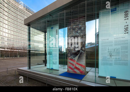 Il pezzo di Kennedy parte del muro di Berlino di fronte all'edificio Berlaymont della CE, la Commissione europea a Bruxelles Belgio Foto Stock