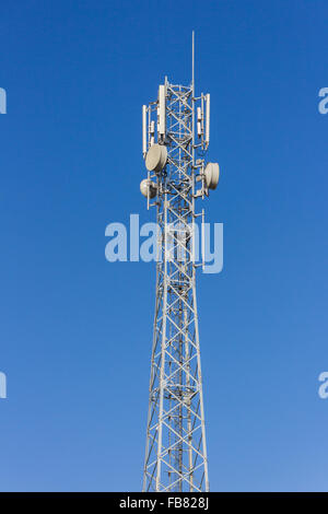 Torre di telecomunicazione con le antenne con cielo blu Foto Stock