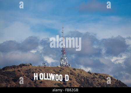 Tempesta autorizza più di Hollywood Sign, vista da Mulholland Drive, Los Angeles, California, Stati Uniti d'America Foto Stock