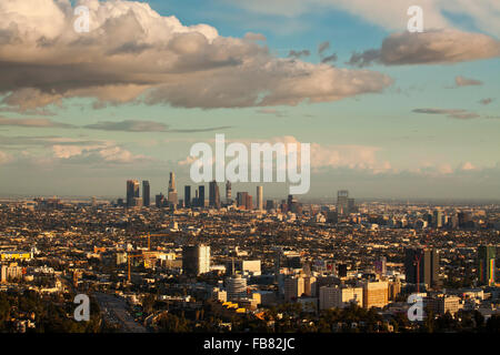 Tempesta cancella su Los Angeles Skyline, vista da Mulholland Drive, Los Angeles, California, Stati Uniti d'America Foto Stock