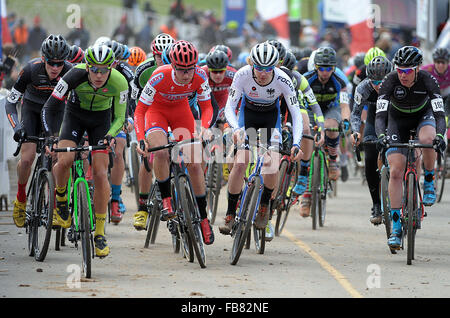 Asheville, North Carolina, Stati Uniti d'America. Decimo gen, 2016. Gli uomini dell'U23 ciclisti sprint dalla linea di partenza durante la USA Ciclismo Cyclo-Cross Campionati Nazionali presso il centro storico di Biltmore Estate di Asheville North Carolina. © csm/Alamy Live News Foto Stock