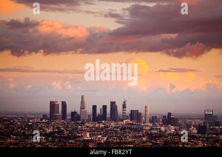 Tempesta cancella su Los Angeles Skyline, vista da Mulholland Drive, Los Angeles, California, Stati Uniti d'America Foto Stock