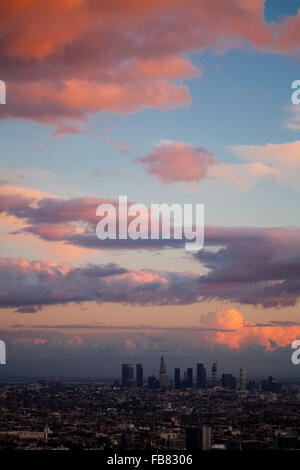 Tempesta cancella su Los Angeles Skyline, vista da Mulholland Drive, Los Angeles, California, Stati Uniti d'America Foto Stock