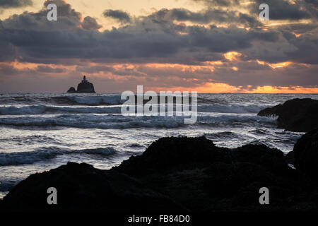 Tramonto su Tillamook Capo Faro dalla spiaggia indiano, Oregon Foto Stock
