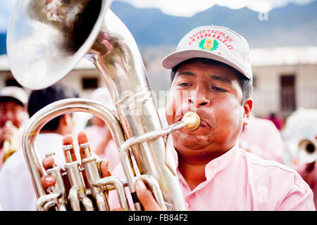 Musicista in parata durante una fiesta a San Pedro, La Paz provincia, Bolivia. Foto Stock