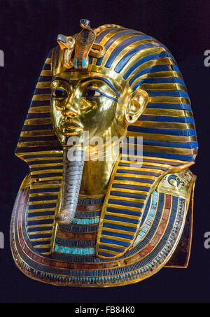 Tutankhamon la maschera dalla tomba di Tutankhamon presso il Museo Egizio del Cairo, Egitto Foto Stock