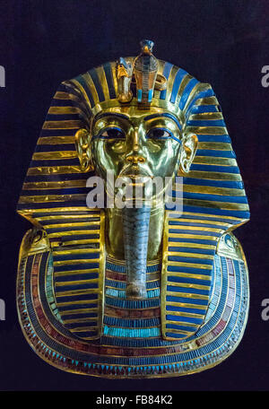 Tutankhamon la maschera dalla tomba di Tutankhamon presso il Museo Egizio del Cairo, Egitto Foto Stock