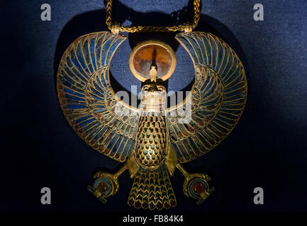 Rappresentando pettorali Ra-Harakhty dalla tomba di Tutankhamon presso il Museo Egizio del Cairo, Egitto Foto Stock