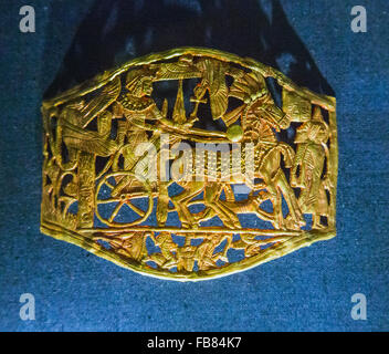 Openwork fibbia in oro da un cablaggio dalla tomba di Tutankhamon presso il Museo Egizio del Cairo, Egitto Foto Stock