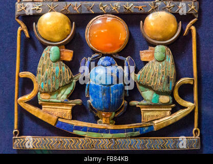 Ciondolo raffigurante il coleottero solare affiancato da babbuini, dalla tomba di Tutankhamon, ora al Museo Egizio del Cairo, Egitto Foto Stock