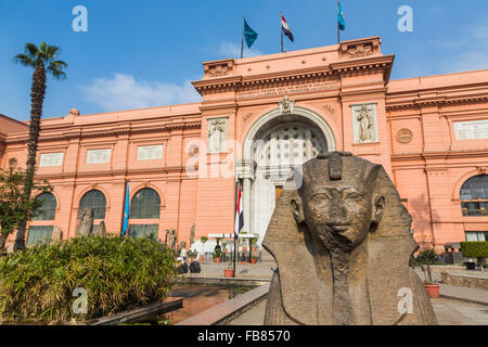 Sphinx e ingresso facciata, il Museo Egizio del Cairo, Egitto Foto Stock