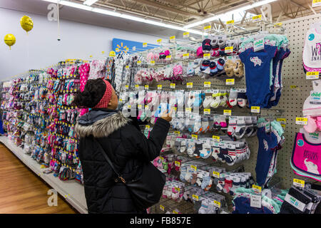 Donna incinta guardando vestiti del bambino Walmart Store, Pasco, nello Stato di Washington, USA Foto Stock