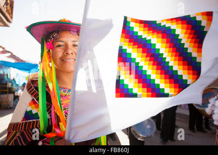 La ballerina esegue il 'Dance di llama herder' e sventolare la bandiera Aymara al Fiesta de Nuestra Señora de Copacabana. Foto Stock