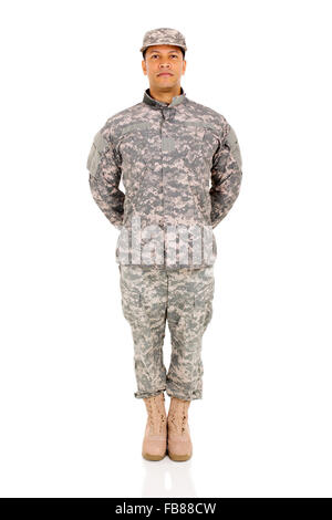 Felice militare in piedi su sfondo bianco Foto Stock