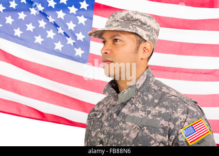 Militari USA l'uomo in piedi di fronte a una bandiera americana Foto Stock