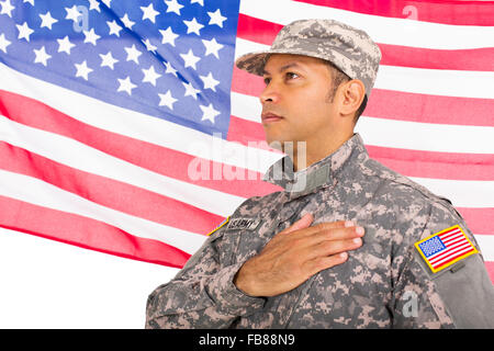 Bello patriottico americano soldato con bandiera degli stati uniti sullo sfondo Foto Stock