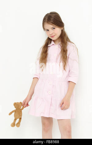 Little Girl holding orso giocattolo Foto Stock