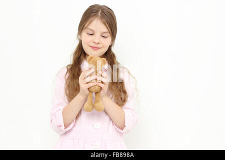 Little Girl holding orso giocattolo Foto Stock