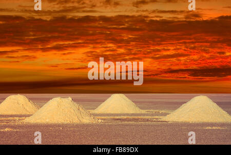 I laghi di sale Bolivia al tramonto un luogo remoto Foto Stock