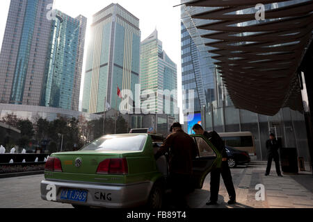 Persone prendere un taxi al di fuori di un elegante hotel nel centro di Chengdu in Cina. Foto Stock