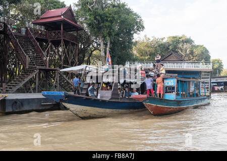 Barche pieno di turisti in kampong phluk, in siem reap, Cambogia. Foto Stock