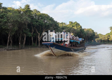 Una barca piena di turisti in kampong phluk, in siem reap, Cambogia. Foto Stock