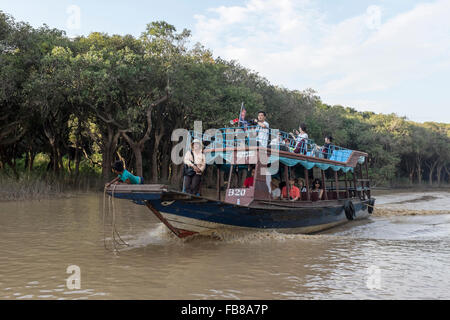 Una barca piena di turisti in kampong phluk, in siem reap, Cambogia. Foto Stock