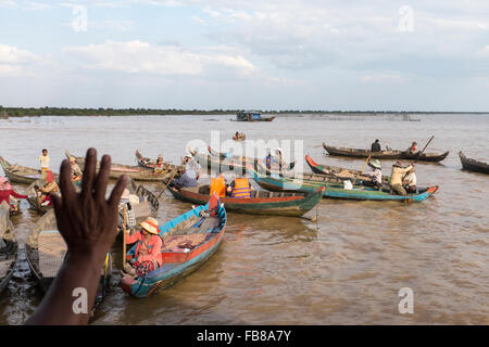 Gli abitanti di un villaggio in barche di attendere per turisti su sap thonle lago in siem reap, Cambogia. Foto Stock