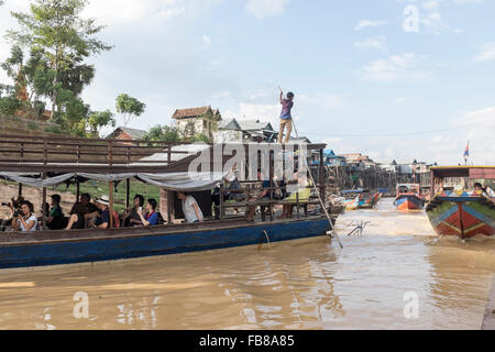 Una barca piena di turisti in kampong phluk, in siem reap, Cambogia. Foto Stock