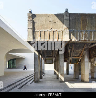 Con soffitti a volta di colonne di cemento giustapposte a abbandonati struttura di carico. Museo lungo West Bund, Shanghai, Cina. Architetto: Atelier de Foto Stock