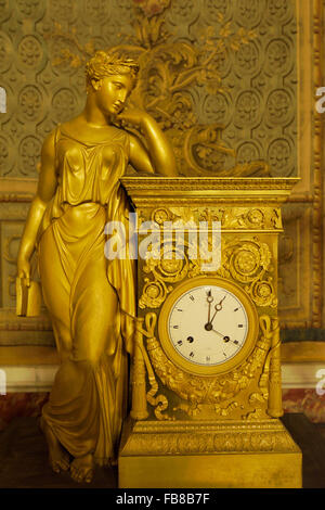 Orologio con la scultura raffigurante la meditazione di Pierre-Philippe Thomire (1751-1843), il Palazzo Reale di Napoli, campania, Italy Foto Stock