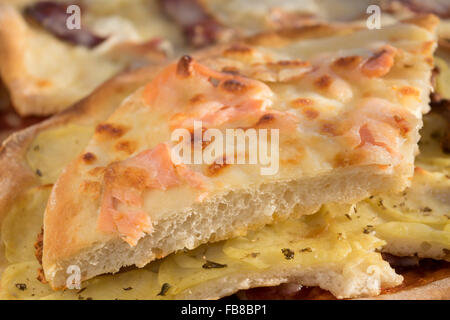 La pizza fatta in casa con salmone affumicato e mozzarella tagliata in piccoli pezzi Foto Stock