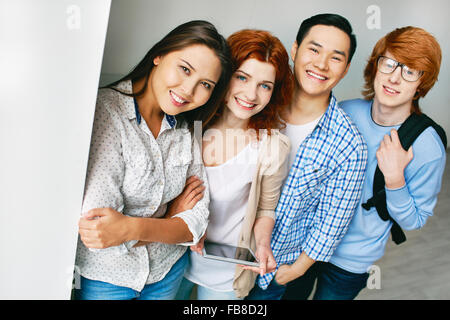 Ritratto di sorridere studenti del college in piedi insieme e sorridente Foto Stock