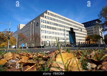 Berlin Charlottenburg, Germania. 26 ott 2015. Foglie di autunno davanti al palazzo della Deutsche Rentenversicherung (pensione tedesca Security)nell'Knobelsdorffstraße in Berlin Charlottenburg, Germania, 26 ottobre 2015. Foto: S. Steinach - nessun filo SERVICE -/dpa/Alamy Live News Foto Stock