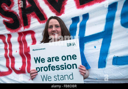 Liverpool, Merseyside Regno Unito 12 Gennaio, 2015. Dott.ssa Erica Ryan, GP Registra in un giorno di sciopero al di fuori di Liverpool Royal Hospital di Prescott Street. I medici hanno rifiutato il loro nuovo contratto e lottano per mantenere il nostro pubblico di NHS. I medici sono quelli di fornire copertura di emergenza solo durante la 24-hour walkout, che ha preso il via alle 8 di mattina con fino a 250 i manifestanti previsto a ingrossare le fila. I medici sono quelli di fornire copertura di emergenza solo durante la 24-hour walkout, che ha preso il via alle 08:00 GMT. Il NHS è detto, finora ha rinviato fino a 4.000 trattamenti di routine. Foto Stock