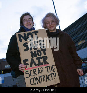 Liverpool, Merseyside Regno Unito 12 Gennaio, 2015. Un giorno di sciopero al di fuori di Liverpool Royal Hospital di Prescott Street. I medici hanno rifiutato il loro nuovo contratto e lottano per mantenere il nostro pubblico di NHS. I medici sono quelli di fornire copertura di emergenza solo durante la 24-hour walkout, che ha preso il via alle 8 di mattina con fino a 250 i manifestanti previsto a ingrossare le fila. I medici sono quelli di fornire copertura di emergenza solo durante la 24-hour walkout, che ha preso il via alle 08:00 GMT. Il NHS è detto, finora ha rinviato fino a 4.000 trattamenti di routine. Foto Stock