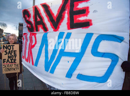 Liverpool, Merseyside Regno Unito 12 Gennaio, 2015. Un giorno di sciopero al di fuori di Liverpool Royal Hospital di Prescott Street. I medici hanno rifiutato il loro nuovo contratto e lottano per mantenere il nostro pubblico di NHS. I medici sono quelli di fornire copertura di emergenza solo durante la 24-hour walkout, che ha preso il via alle 8 di mattina con fino a 250 i manifestanti previsto a ingrossare le fila. I medici sono quelli di fornire copertura di emergenza solo durante la 24-hour walkout, che ha preso il via alle 08:00 GMT. Il NHS è detto, finora ha rinviato fino a 4.000 trattamenti di routine. Foto Stock