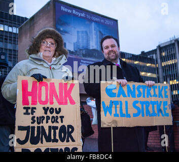 Liverpool, Merseyside Regno Unito 12 Gennaio, 2015. Un giorno di sciopero al di fuori di Liverpool Royal Hospital di Prescott Street. I medici hanno rifiutato il loro nuovo contratto e lottano per mantenere il nostro pubblico di NHS. I medici sono quelli di fornire copertura di emergenza solo durante la 24-hour walkout, che ha preso il via alle 8 di mattina con fino a 250 i manifestanti previsto a ingrossare le fila. I medici sono quelli di fornire copertura di emergenza solo durante la 24-hour walkout, che ha preso il via alle 08:00 GMT. Il NHS è detto, finora ha rinviato fino a 4.000 trattamenti di routine. Foto Stock