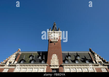 Il Municipio, Albert, Francia sotto un profondo cielo blu. Foto Stock