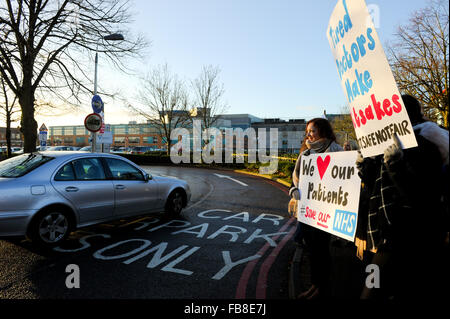 Southampton, Regno Unito. Il 12 gennaio, 2016. NHS junior medici iniziare lo sciopero e impostare una linea di picchetto fuori l'ingresso a Southampton General Hospital , come cominciano le proteste per la proposta del governo cambia in ore e pagare. I giovani medici in attesa di indicazioni al di fuori di Southampton ospedale generale di entrata e ricevere segnali acustici di sostegno da parte di alcuni piloti come immettere il motivo dell'ospedale. Credito: PBWPIX/Alamy Live News Foto Stock